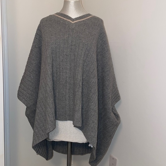 Tristan Grey poncho - Picture 1 of 4